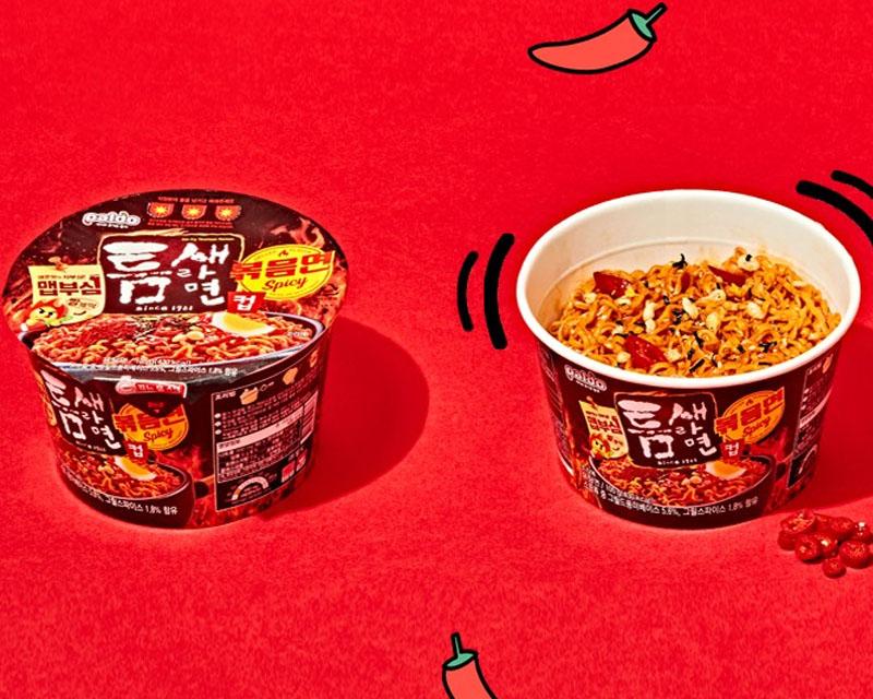 มาม่าเกาหลี รามยอนผัดรสเผ็ด (팔도 틈새라면 볶음면 컵)