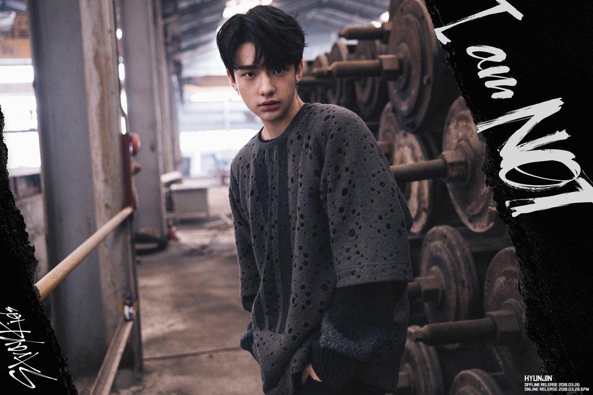 韓國男團Stray Kids成員鉉辰於工業風場景中拍照，高身179cm。