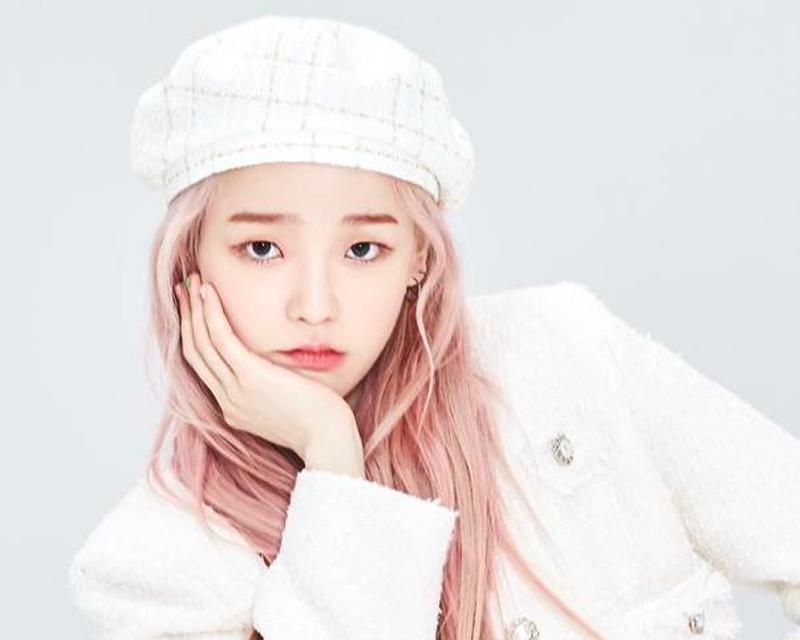 Oh My Girl勝熙穿著白色套裝及帽子，頭髮染成粉色，展露時尚青春風采。