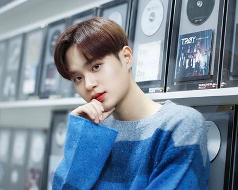 AB6IX大輝穿著黃色襯衫，站立姿勢自然，背景簡潔明亮，展現出活力與自信。