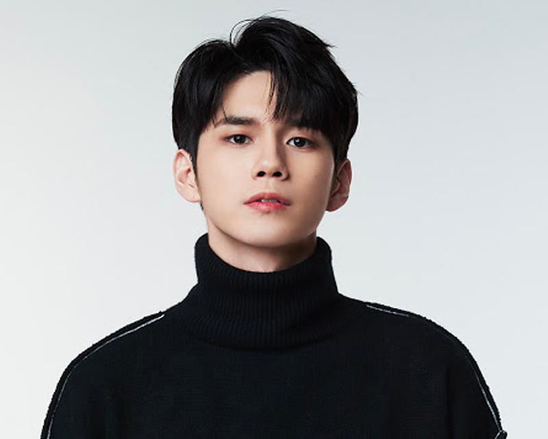 邕聖祐身穿黑色高領毛衣，站立於白色背景前，展現簡約風格。