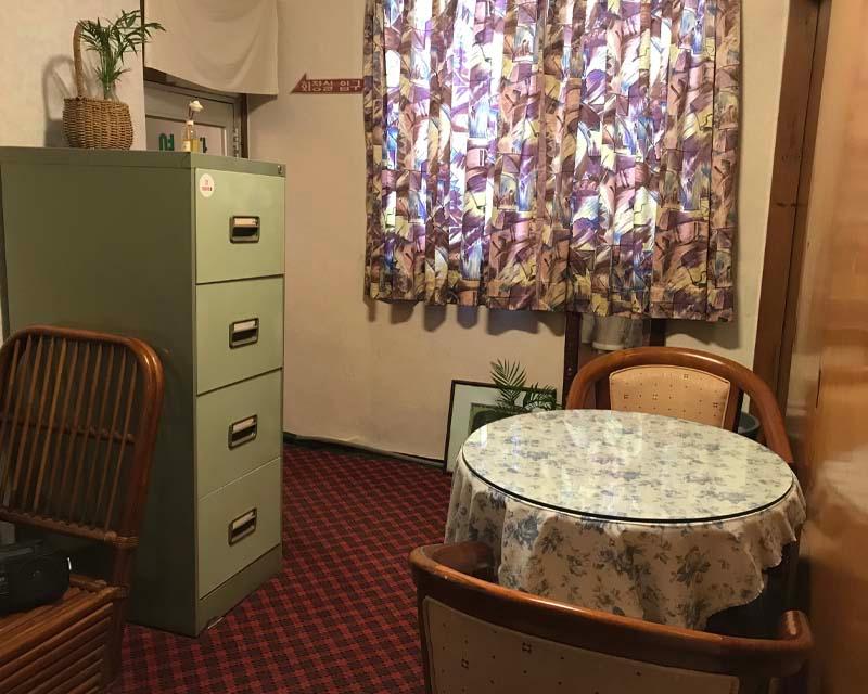 유달유업內隔壁連接衞生間和會客廳的舒適座椅。