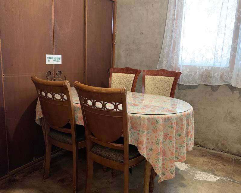 유달유업中的一個角落，古樸的牆壁與老式電腦搭配。