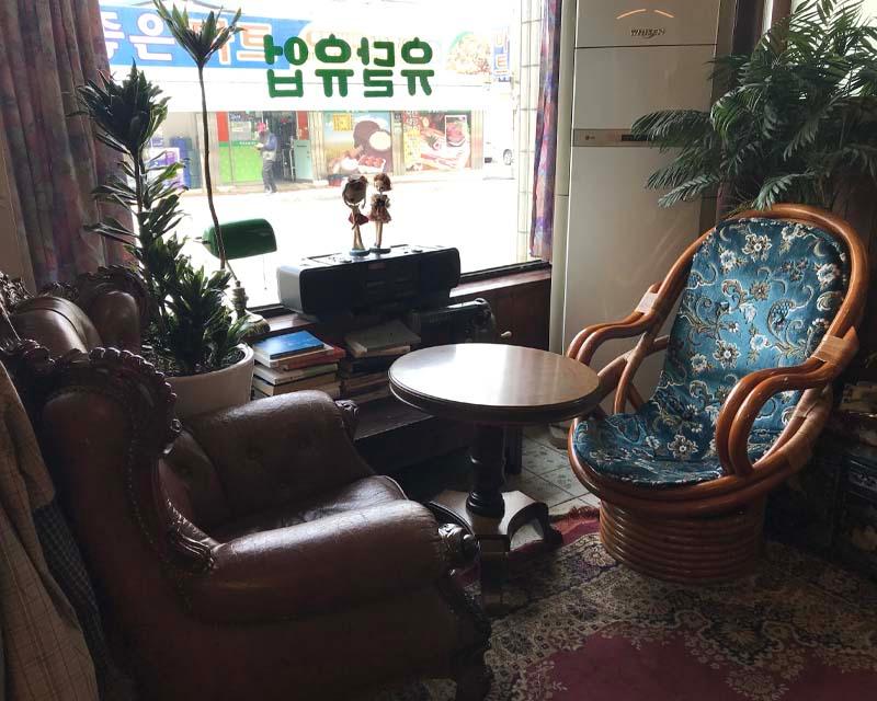 유달유업的華麗復古沙發和牆上懸掛的傳統藝術畫作。