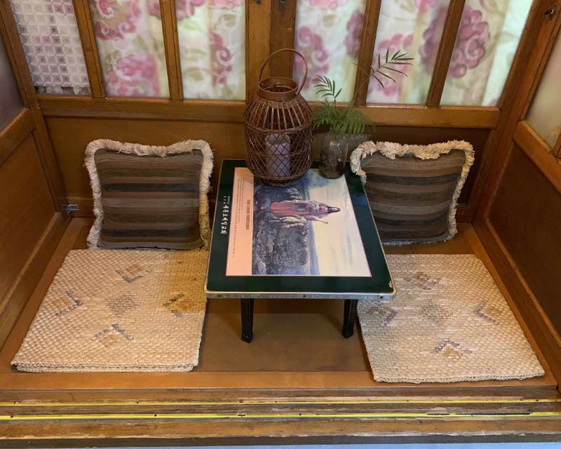 유달유업內一個温馨的小會客廳，搭配復古與現代風格的傢俱。