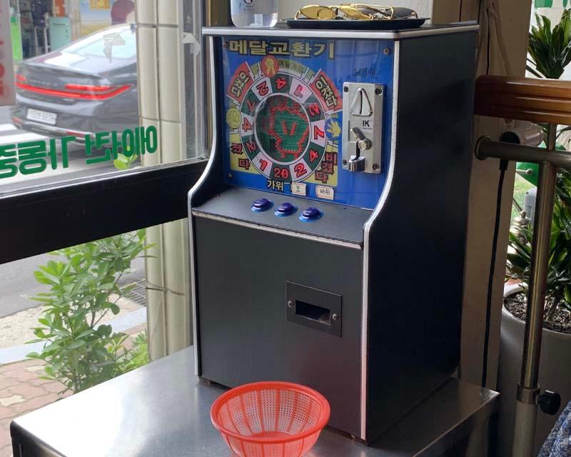 유달유업的士多啤梨鮮奶和伯爵奶茶，擺放在桌上展示。