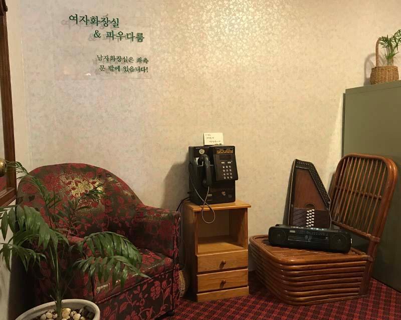 유달유업柔和的室內燈光，配合古典設計的傢俱陳設。