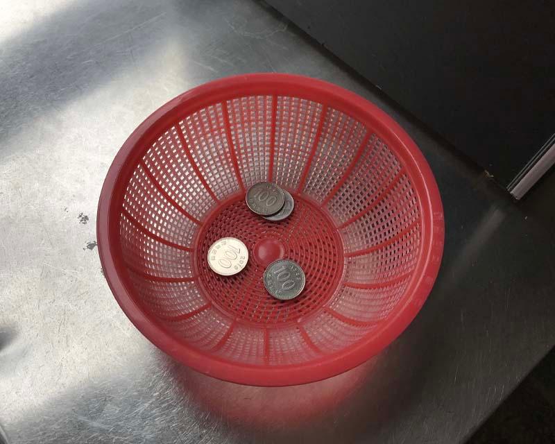 顧客在 유달유업 的舒適皮椅上享用飲品，旁邊放著樽裝奶茶。