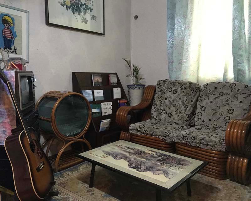 유달유업窗邊的綠色燈和小擺設，增加店內的懷舊感。