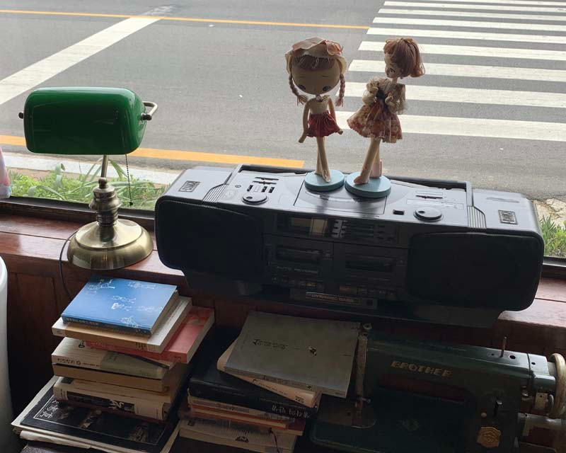 유달유업咖啡廳的一角，擺設著懷舊的電視機和藤椅。