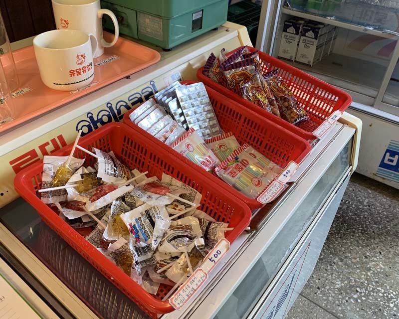 유달유업的衣架上掛著復古服裝，供顧客換裝拍照。