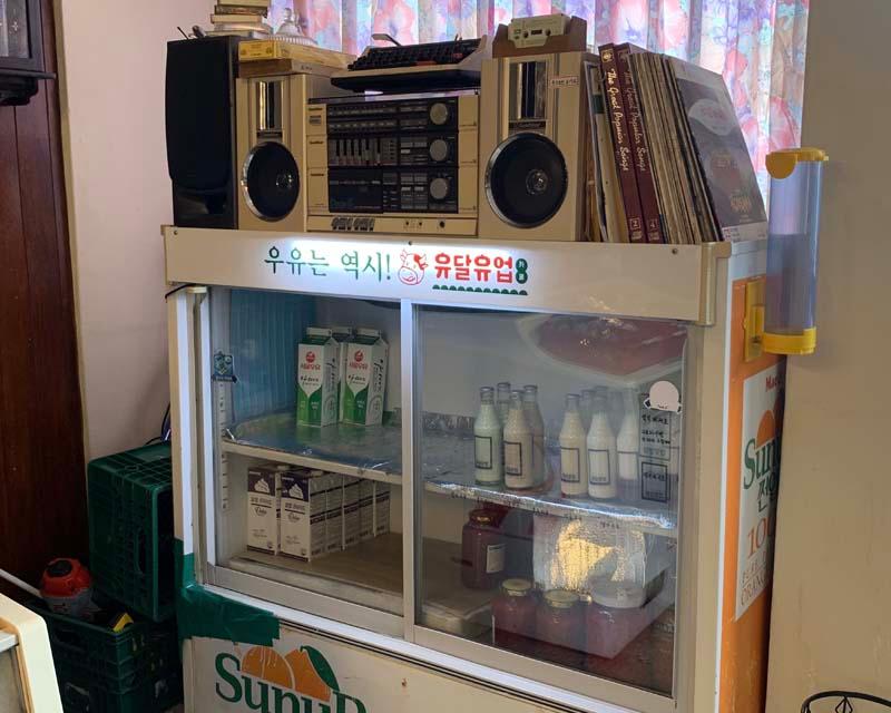 유달유업內的復古遊戲機，非常吸引懷舊愛好者的點綴。