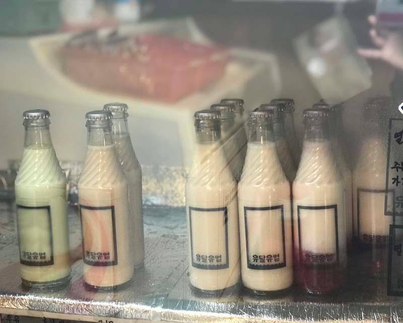 유달유업的遊戲機和顧客遊玩情景，室內充滿懷舊氣氛。