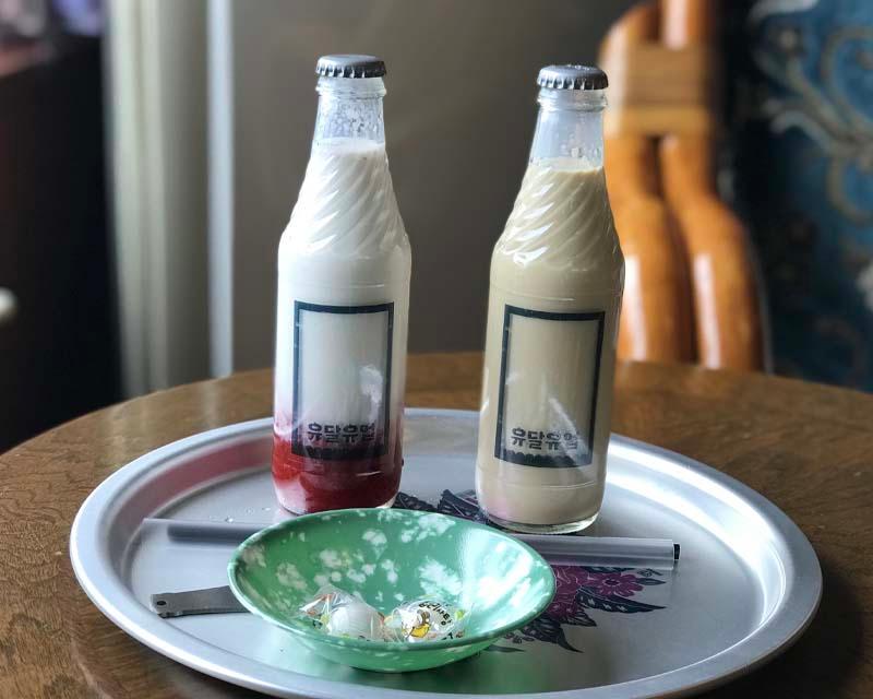 綠色碗裡裝著兩顆懷舊薄荷糖，展現유달유업的心思小物。