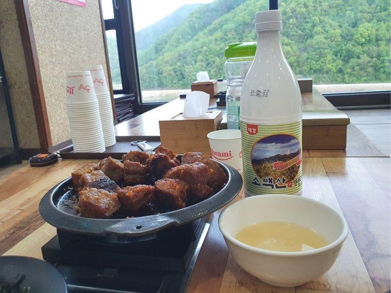 Garlic tteok-galbi and makgeolli on a table at Dawon Danyang