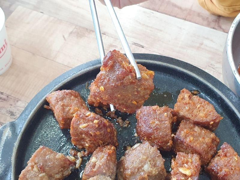 Garlic tteok-galbi on the grill at Dawon Restaurant Danyang