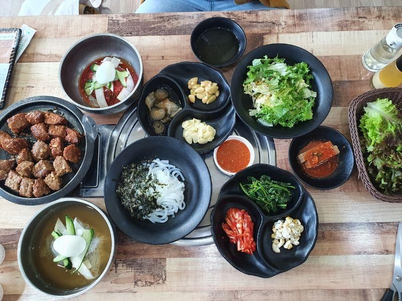 Dawon Restaurant Danyang tteok-galbi, side dishes, cold noodles on the table