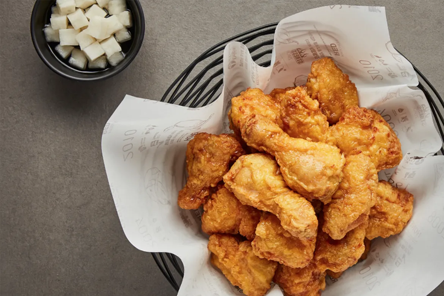 桥村炸鸡，享誉全球的韩国炸鸡品牌，其特色酱油和蜂蜜口味深受游客喜爱。