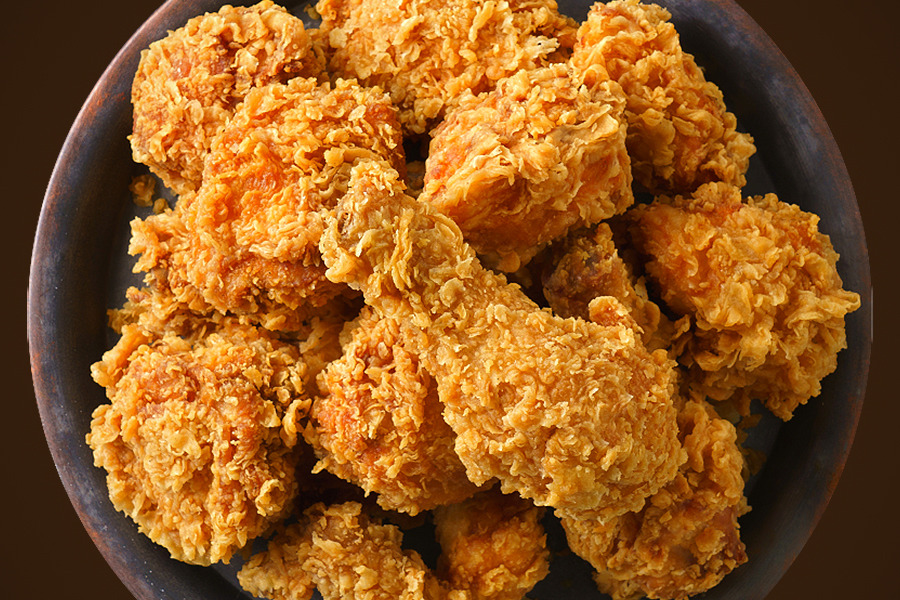 韩国BBQ炸鸡的经典黄金橄榄炸鸡，受到韩剧粉丝和饮食评鉴者的喜爱。