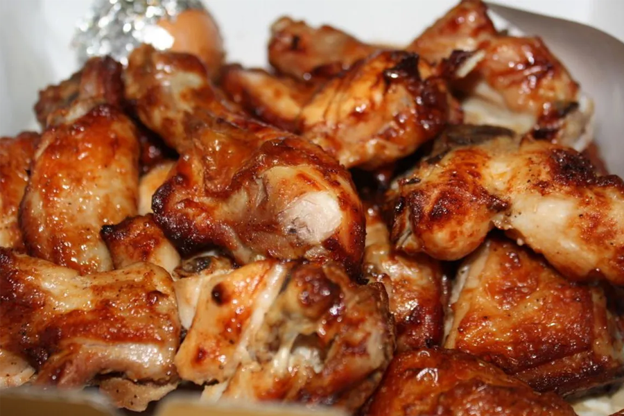 goobne炸鸡，以其不油腻的烤鸡和排骨大王口味赢得众多美食爱好者的青睐。