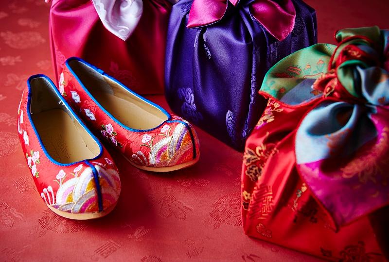 สวมรองเท้ายางลายดอกไม้ (꽃신을신다)