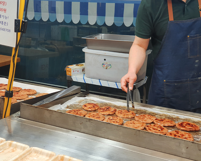 クギョン市場のフードスタンドでトッカルビを焼いている様子。