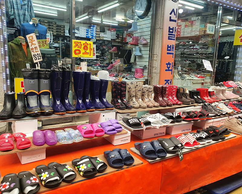 クギョン市場の靴屋。多様なスタイルのブーツとサンダルが陳列されている様子。