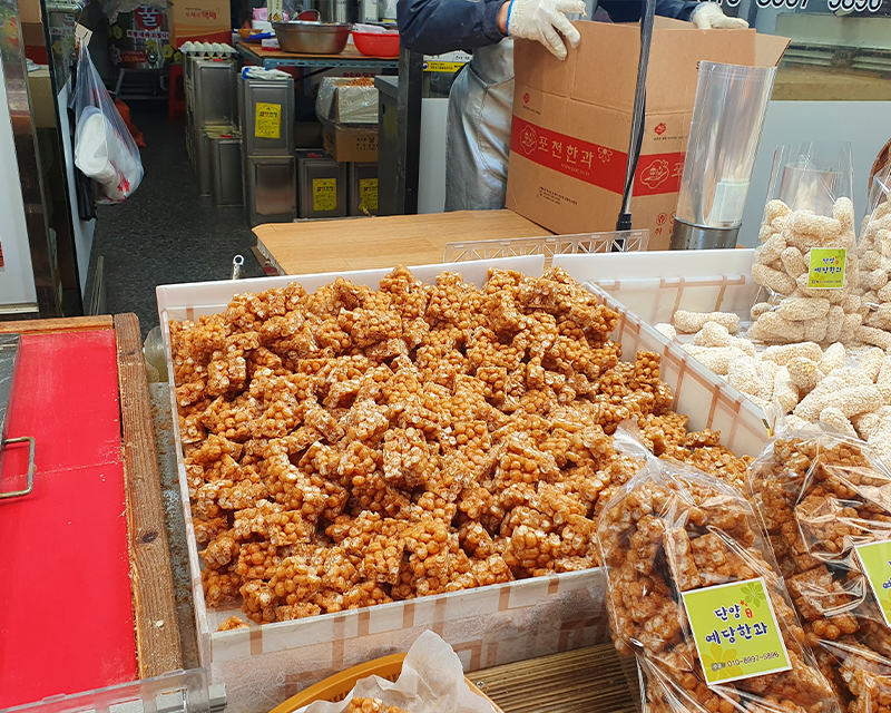 Korean traditional snacks at Gugyeong Traditional Market