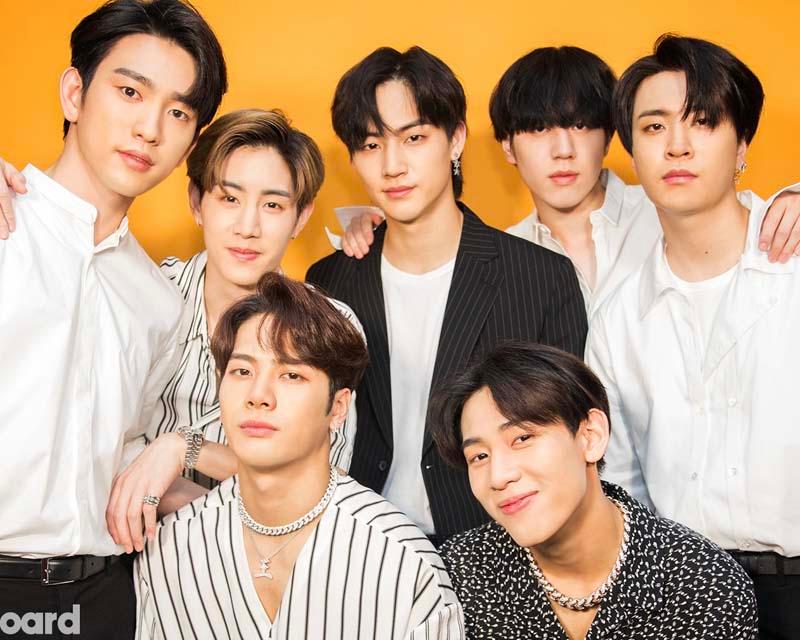 กลุ่มสมาชิก GOT7 ในชุดลำลอง สีพื้น ณ สตูดิโอถ่ายภาพ