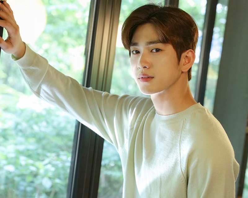 จินยองถ่ายเซลฟี่ในห้องนั่งเล่นบรรยากาศผ่อนคลาย