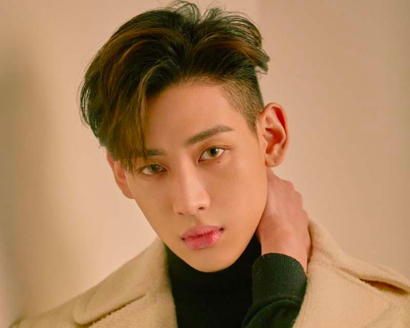 แบมแบมโพสท่าในชุดโค้ทสีอ่อน