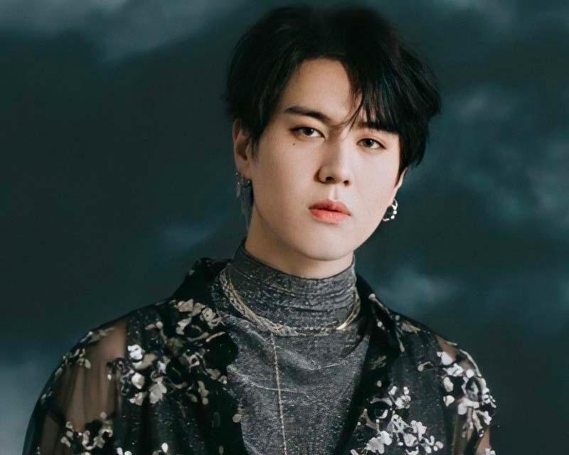 ยูคยอมในชุดเสื้อสีเข้มพร้อมลวดลายแบบแฟชั่นเกาหลี