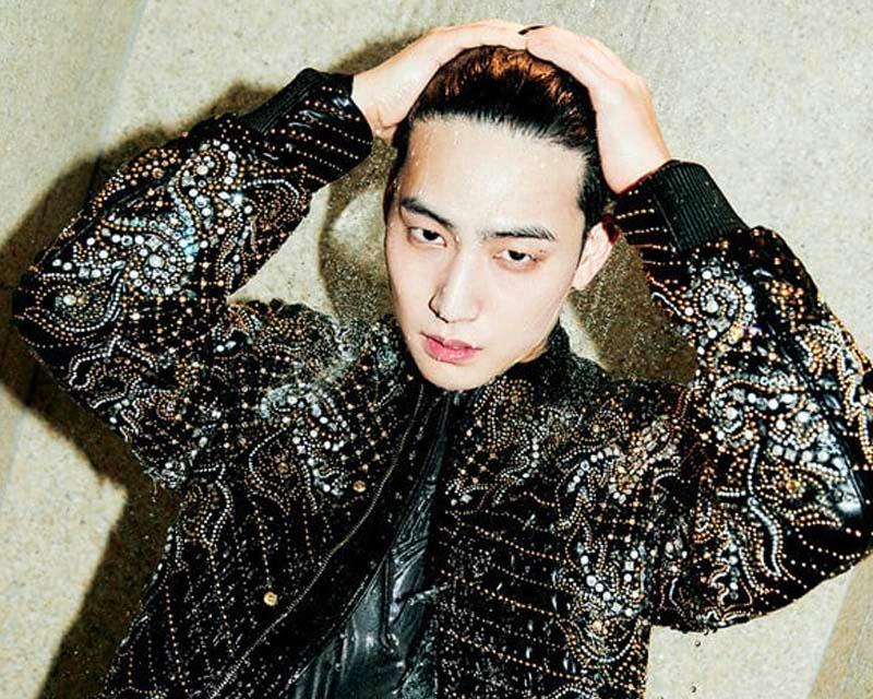 เจบี ศิลปินสไตล์เกาหลีในเสื้อแจ็กเก็ตที่ประดับด้วยลูกปัดพร้อมกับท่าโพสที่มั่นใจ