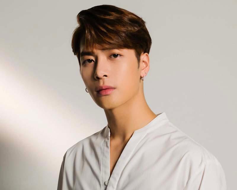 แจ็คสันในชุดเสื้อสีขาวแบบเรียบง่าย ณ สตูดิโอถ่ายภาพ