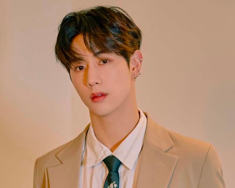 มาร์คในชุดสูททางการพร้อมเนคไทสีเข้ม ประดับตกแต่งสไตล์เกาหลี