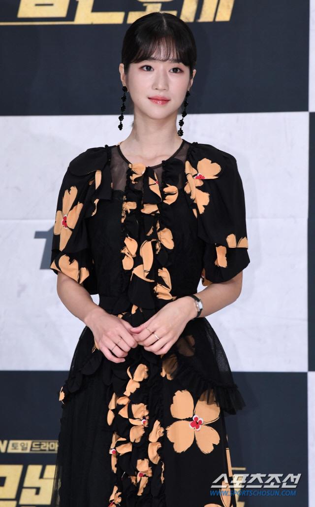 第57回百想芸術大賞授賞式でのソ・イェジの衣装、黒い花柄ドレス姿