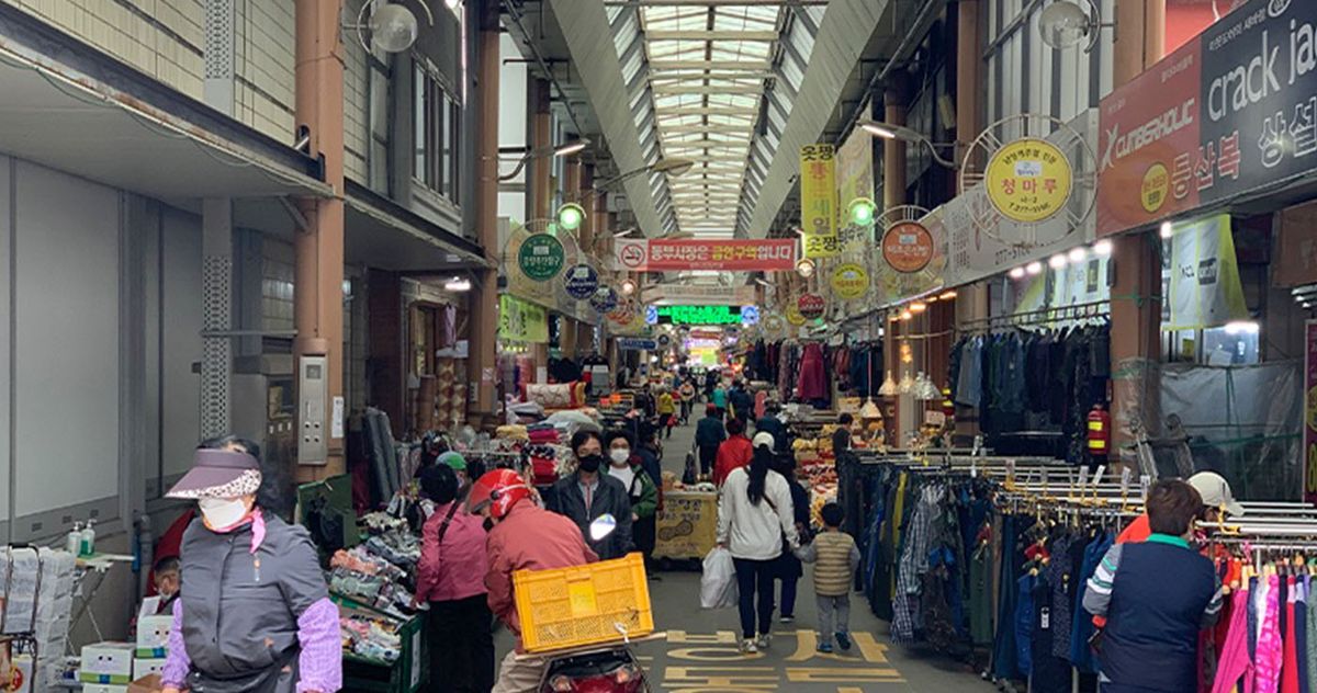 Mọi người mua sắm ở  chợ Dongbu Mokpo, Hàn Quốc