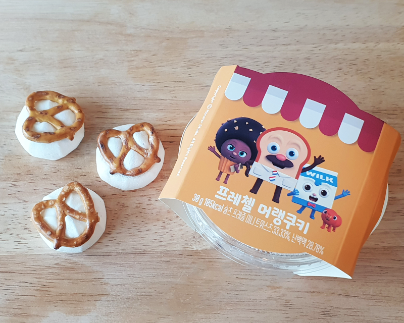 クリスピープレッツェルと甘いメレンゲクッキーの組み合わせの韓国CUコンビニ商品。