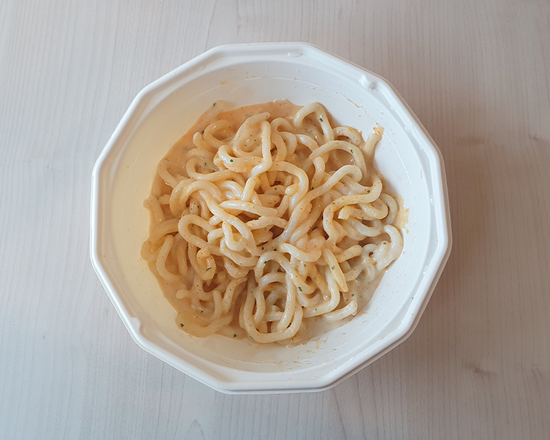 調理された韓国GS25コンビニのプリンクリーム妖怪うどんの写真