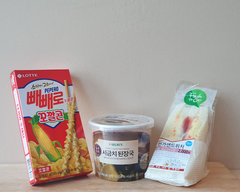 セブンイレブンで販売される新商品のラインナップ：ぺぺロコッカルコーン、ほうれん草味噌汁、人気歌謡サンドイッチ。