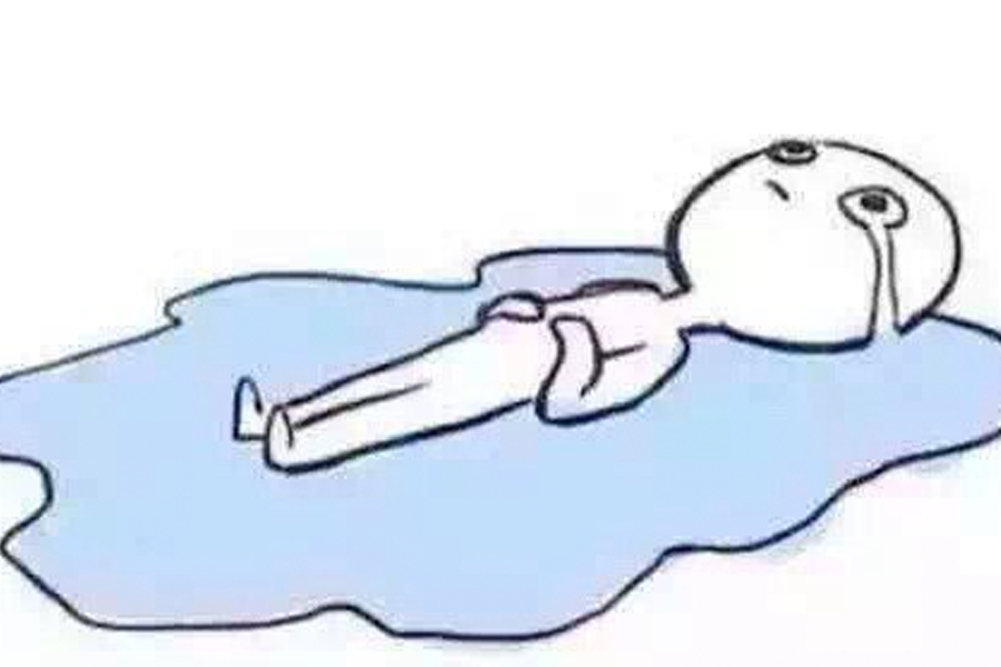 卡通風格的白色人物正仰躺在水灘中,背景簡單,全身幾乎被水波環繞,看上去非常享受和放鬆。