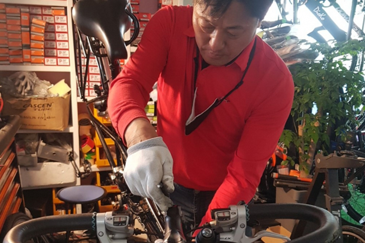 在檢查設備的圖像，詮釋韓語中修理意涵的用法，손을 보다的概念。