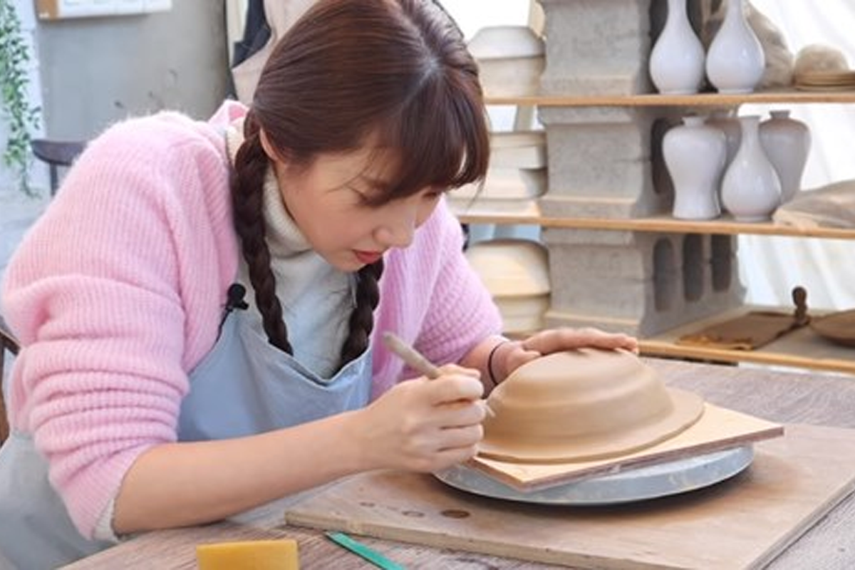 韓國陶藝用手製作展示；適合配合手的韓語例如金手和大手語境。