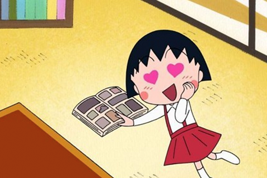 漫畫中的小女孩側身趴在地板上,雙手托腮盡情地閱讀圖書,臉上滿是開心的神情,背景是家庭書架的場景。