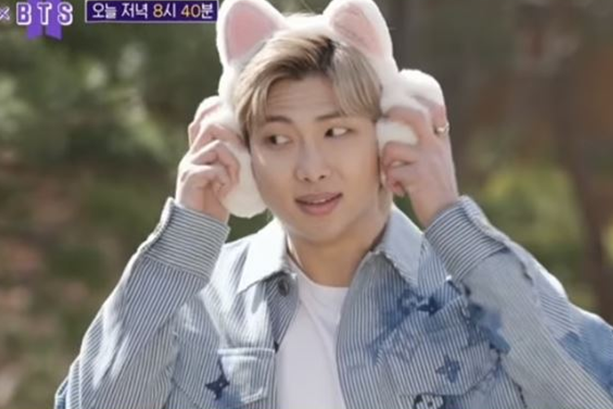 修理車輛的圖像，展現韓語中魔術手（매직핸드）的慣用語，代表著一如既往的不完美修理。