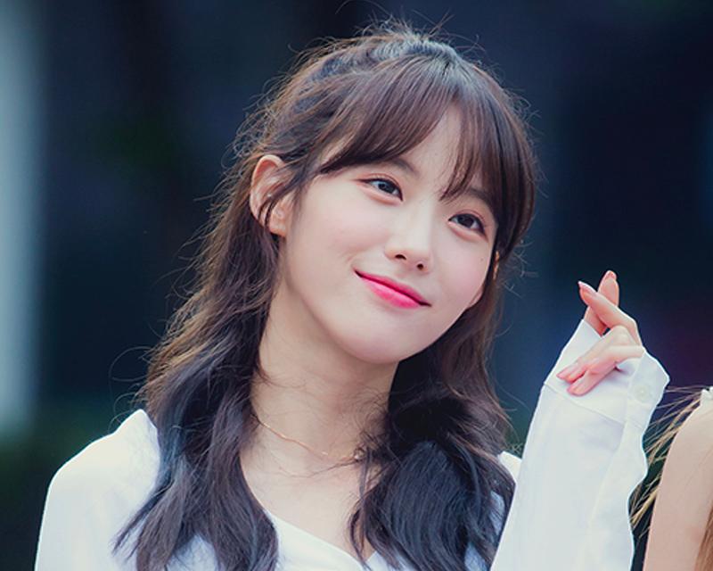 우주소녀 루다가 흰색 블라우스를 입고 하트를 그리며 포즈를 취하는 모습. 그녀의 이름 Luda는 이루다라는 실현과 완성의 의미를 지닌 순수한 한국어 이름이다. 아이돌의 순한글 이름을 소개하는 블로그 게시물의 일부.