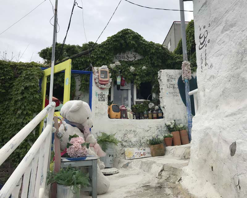  Cafe Hoa tuyết 1987 (1987 Cafe 눈의꽃) nổi tiếng ở làng Sihwa, Mokpo, Hàn Quốc