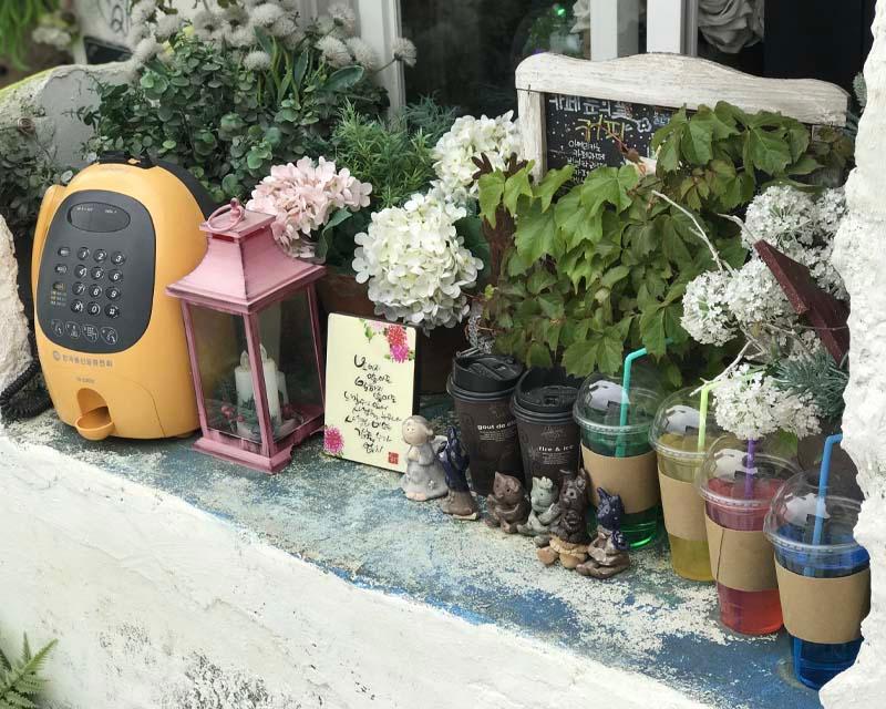 展現著詩畫村懷舊的自動電話亭，帶給人回憶的鄉村日常景色。