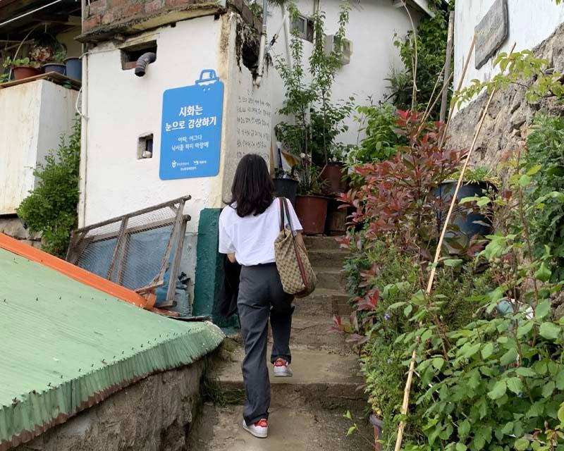 復古風梯子攀升至詩畫村的高處，可以俯瞰整個村莊之美。