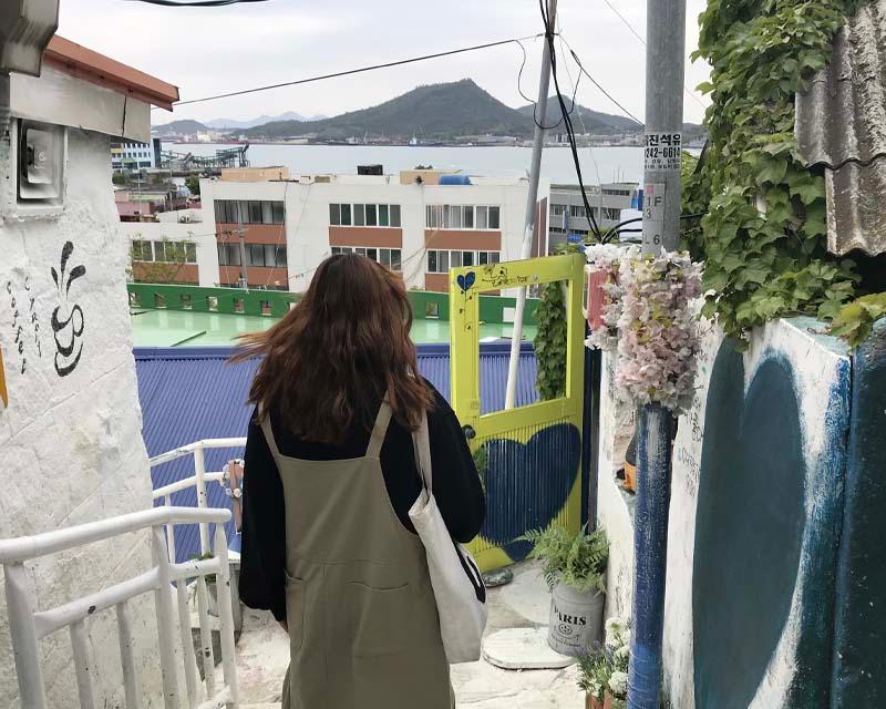 位於詩畫村的熱門咖啡館眼花撩亂的裝飾入口，是網紅打卡的必到之地。